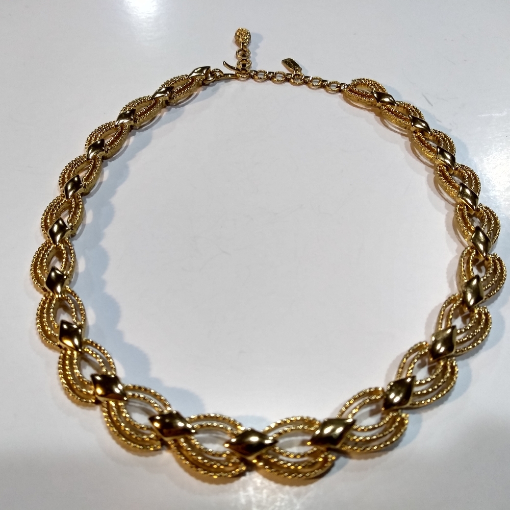Stunning Monet gold tone necklace. Excellent condi - Picture 2 of 3